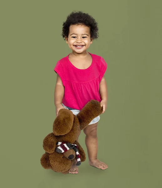 Niño sonriendo y sosteniendo oso de peluche —  Fotos de Stock