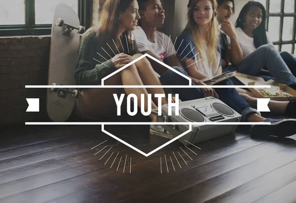 Rozmanitost mládež společně sedí na podlaze — Stock fotografie