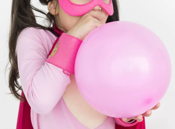 Chica sosteniendo globo — Foto de Stock