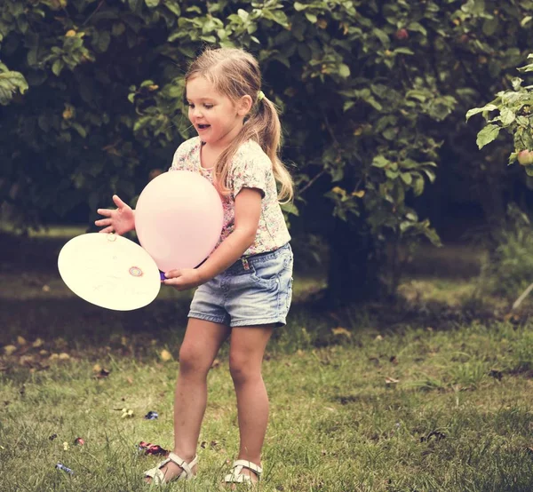 Menina segurando balões — Fotografia de Stock