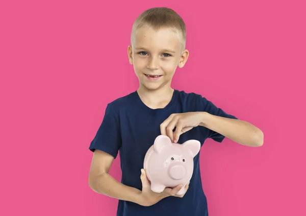 Pequeño niño con piggybank —  Fotos de Stock