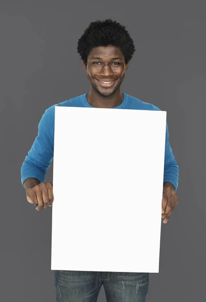 Casual africano uomo holding banner — Foto Stock