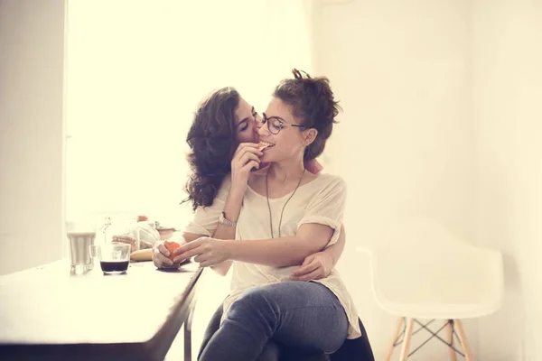 Pasangan lesbian menghabiskan waktu bersama — Stok Foto