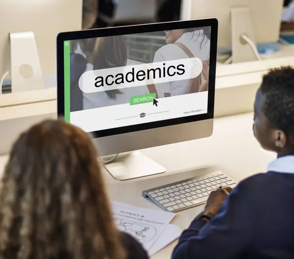 Alunos colegas de classe usando computador — Fotografia de Stock