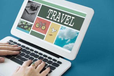 Dizüstü bilgisayarda çalışan kadın