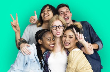 Öğrenciler birlikte sarılma