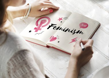 Defterde yazan kadın