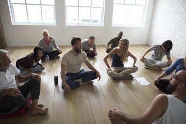 Çeşitlilik insanlar egzersiz yapıyor