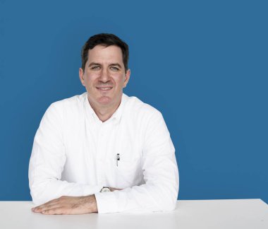 Beyaz tişörtlü adam