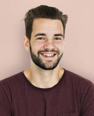 gülümseyen yakışıklı adam