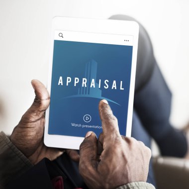 Dijital tablet kullanan adam