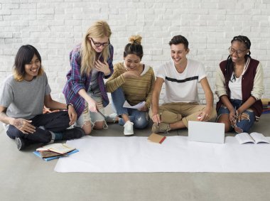 projede çalışan öğrenciler