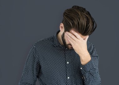 Adamın başı ağrıyor.