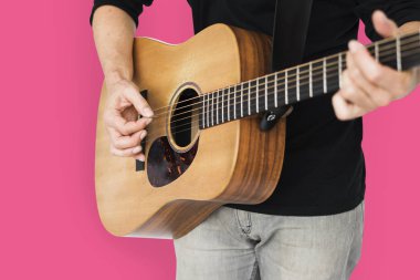 Adam akustik gitar çalıyor.