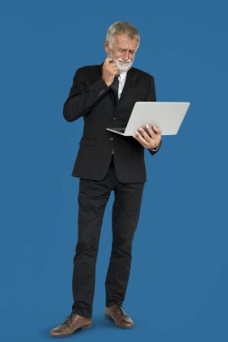 Dizüstü bilgisayar kullanan iş adamı  