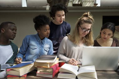 çok ırklı öğrenciler birlikte beyin fırtınası