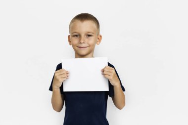 küçük çocuk holding kağıt
