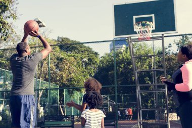 Basketbol oynarken aile