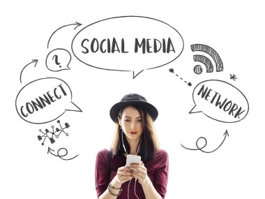 Cep telefonu kullanan kadın