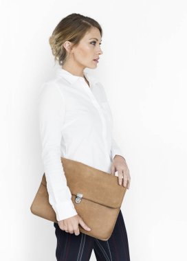 evrak çantası ile genç iş kadını