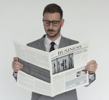 Genç işadamı gazete okuyor. 