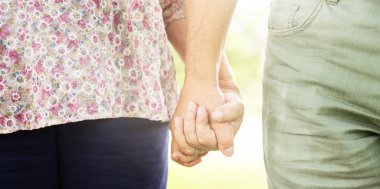 El ele tutuşan çift