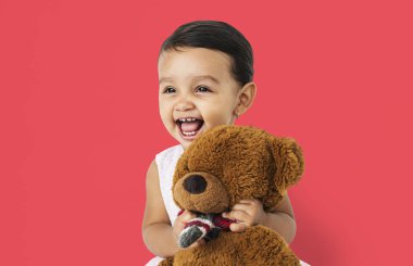 Oyuncak ayıyla küçük bir kız