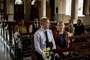 kilisede dua insanlar