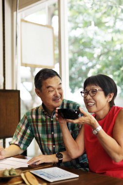 dizüstü bilgisayar kullanarak yetişkin çift.