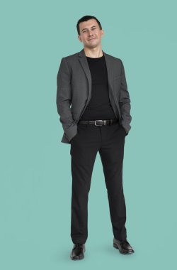 gülümseyen yakışıklı işadamı  