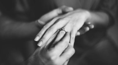 adam kadın parmağında yüzüğü