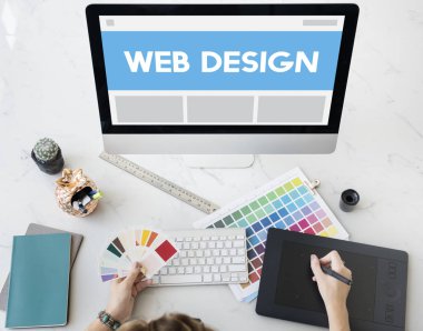 Grafik tabletine resim çizen kadın