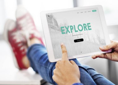 Dijital tablet kullanan kişi 