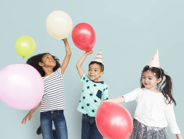  Çocuklar balonlarla oynuyor