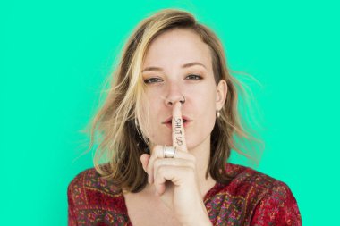  kadın gösteren sessiz işareti