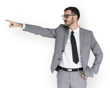 Vasıl belgili tanımlık yan işaret eden işadamı 