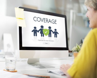 İş kadını ofiste çalışıyor.