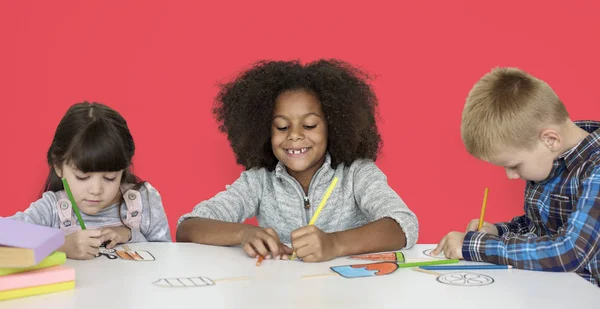 Kinderen tekenen aan tafel — Stockfoto