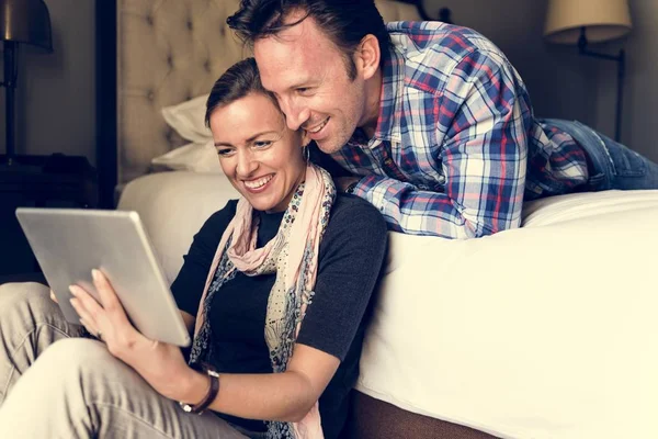 Couple using tablet — Stock Photo, Image