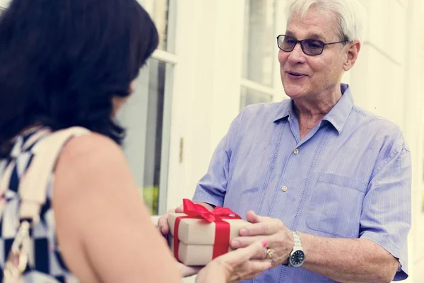 Marido dando regalo a la esposa — Foto de Stock