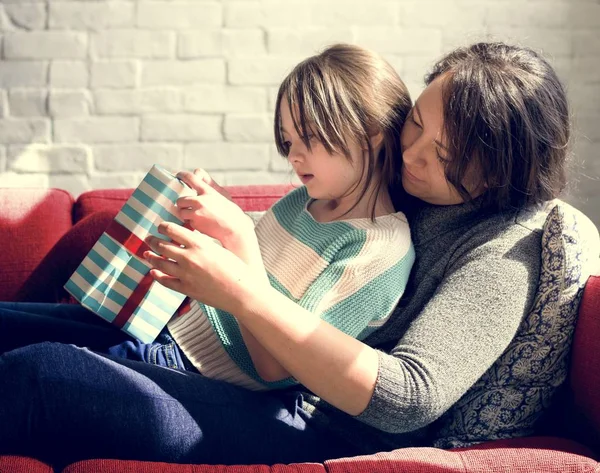 母亲和女儿打开礼物 — Stockfoto