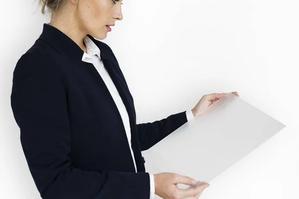 Businesswoman holding document — Stock Photo, Image