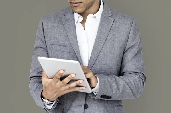 Homme d'affaires utilisant une tablette numérique — Photo