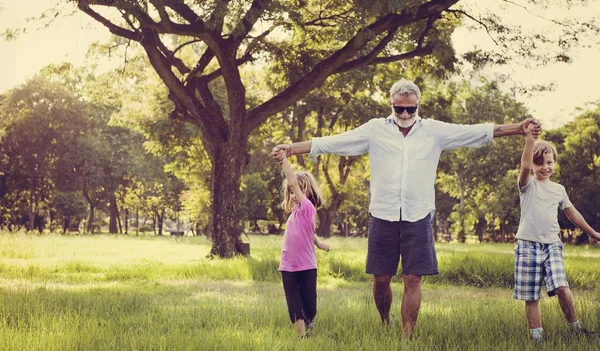 Avô com crianças no parque de verão — Fotografia de Stock