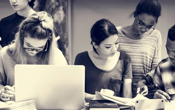 Estudiantes multiétnicos haciendo una lluvia de ideas juntos — Foto de Stock