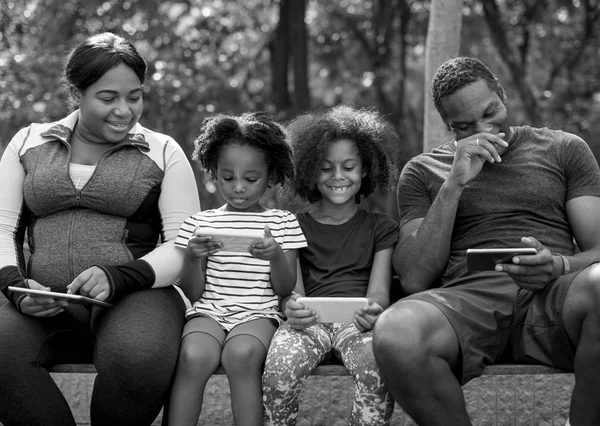Семья с использованием цифровых устройств — стоковое фото