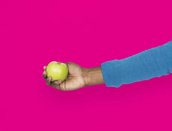 인간의 손 잡고 녹색 사과 — 스톡 사진