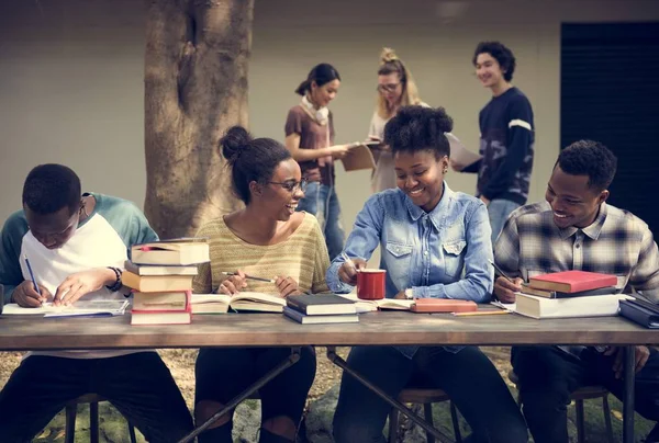 Étudiants multiethniques brainstorming ensemble — Photo