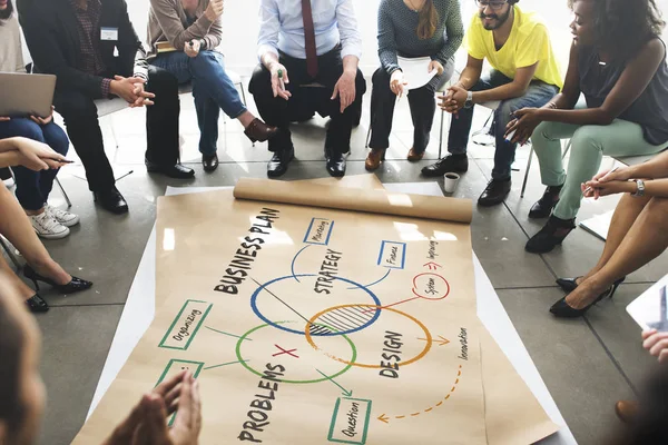 Diversité personnes assises en cercle — Photo