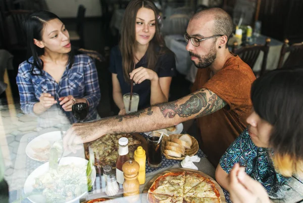 Vrienden die pizza eten — Stockfoto